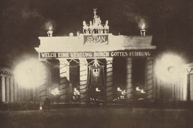 Brandenburger Tor bei Nacht am Sedantag.